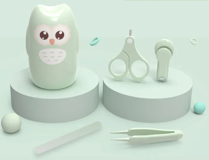 Set completo de manicure para bebé en diseño búho, mostrado en base decorativa.