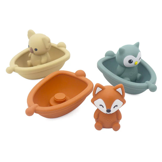 Juguetes de silicona flotantes en barquitas, ideales para el baño del bebé.