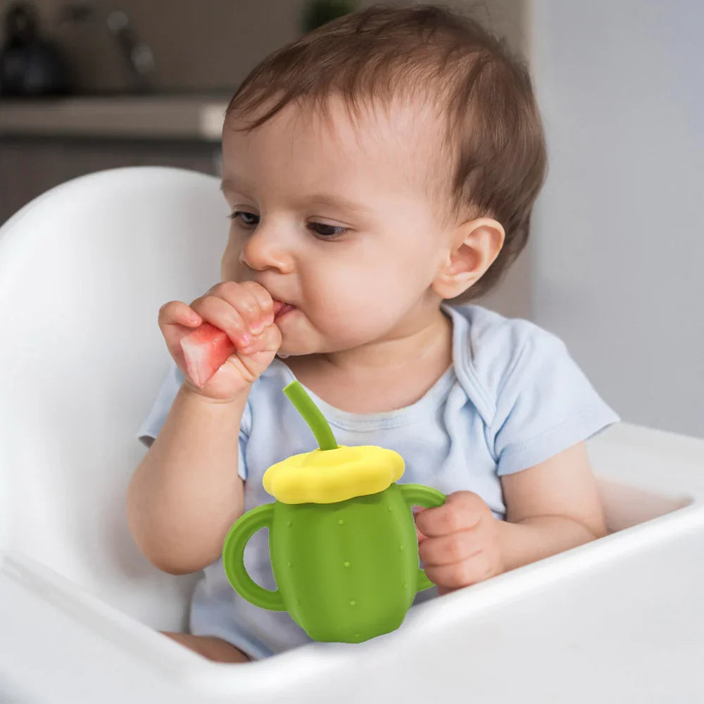 niño con vaso silicona forma cactus