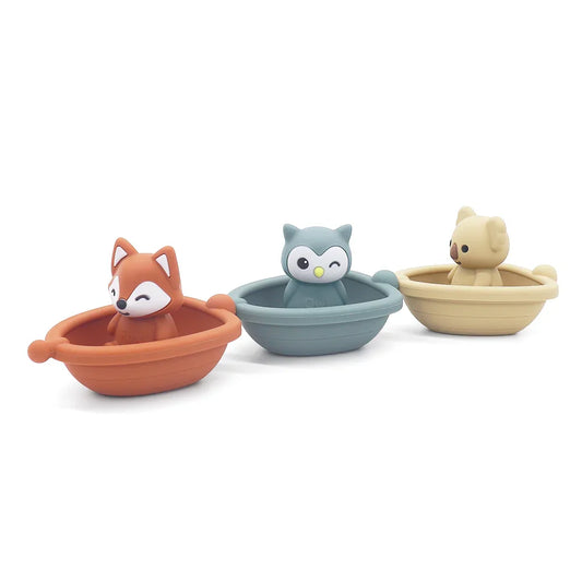 Set de juguetes de baño de silicona en forma de zorro, búho y koala con barquitas.