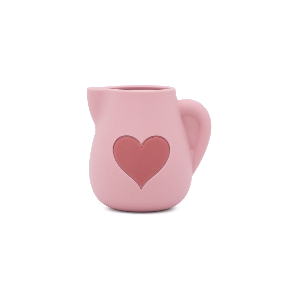 Jarra de silicona rosa con diseño de corazón.