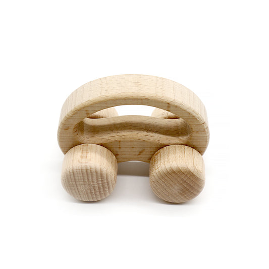 Auto de madera natural Montessori, vista frontal con detalles de acabado.