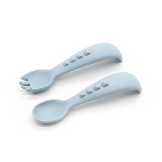 Set Dino Spoon y Dino Fork de silicona para bebés en color azul empolvado, ideal para alimentación complementaria.