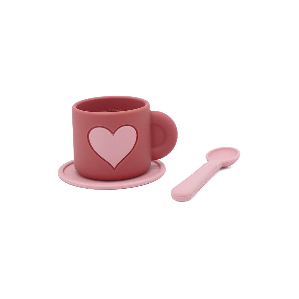 Taza de silicona con platillo y cuchara, diseño con corazón.