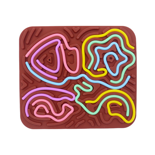 Tablero sensorial de silicona color rojo con laberintos multicolor.
