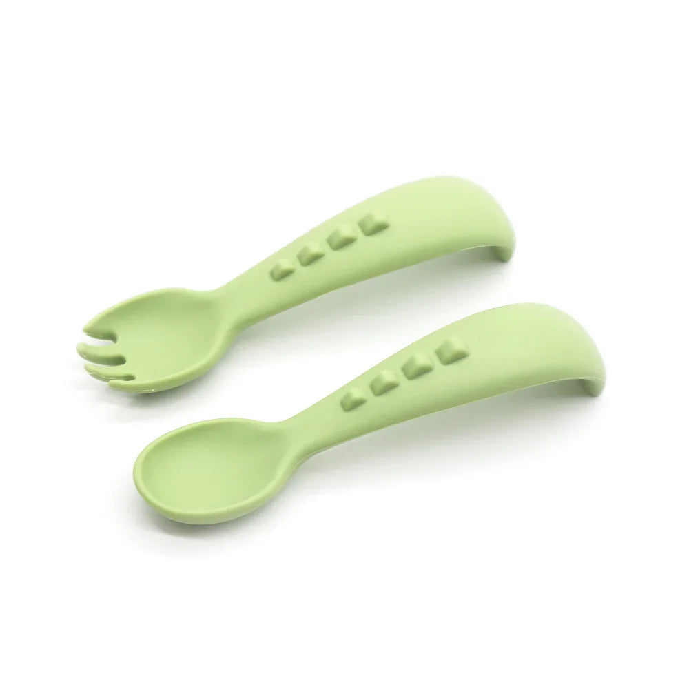 Set Dino Spoon y Dino Fork de silicona para bebés en color verde oliva, suaves y seguros para encías y primeros dientes