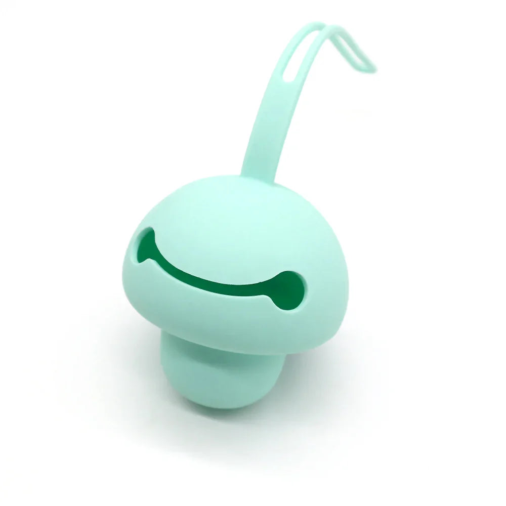 Estuche de chupetes de silicona verde menta con asa flexible para colgar, vista en ángulo.