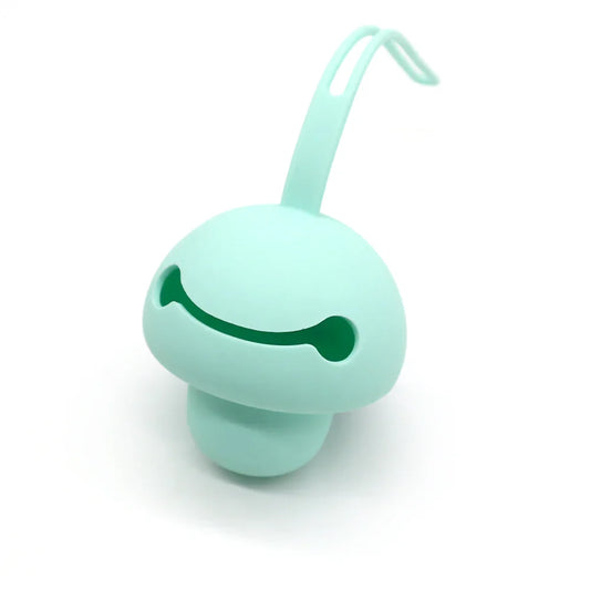 Estuche de chupetes de silicona verde menta con asa flexible para colgar, vista en ángulo.