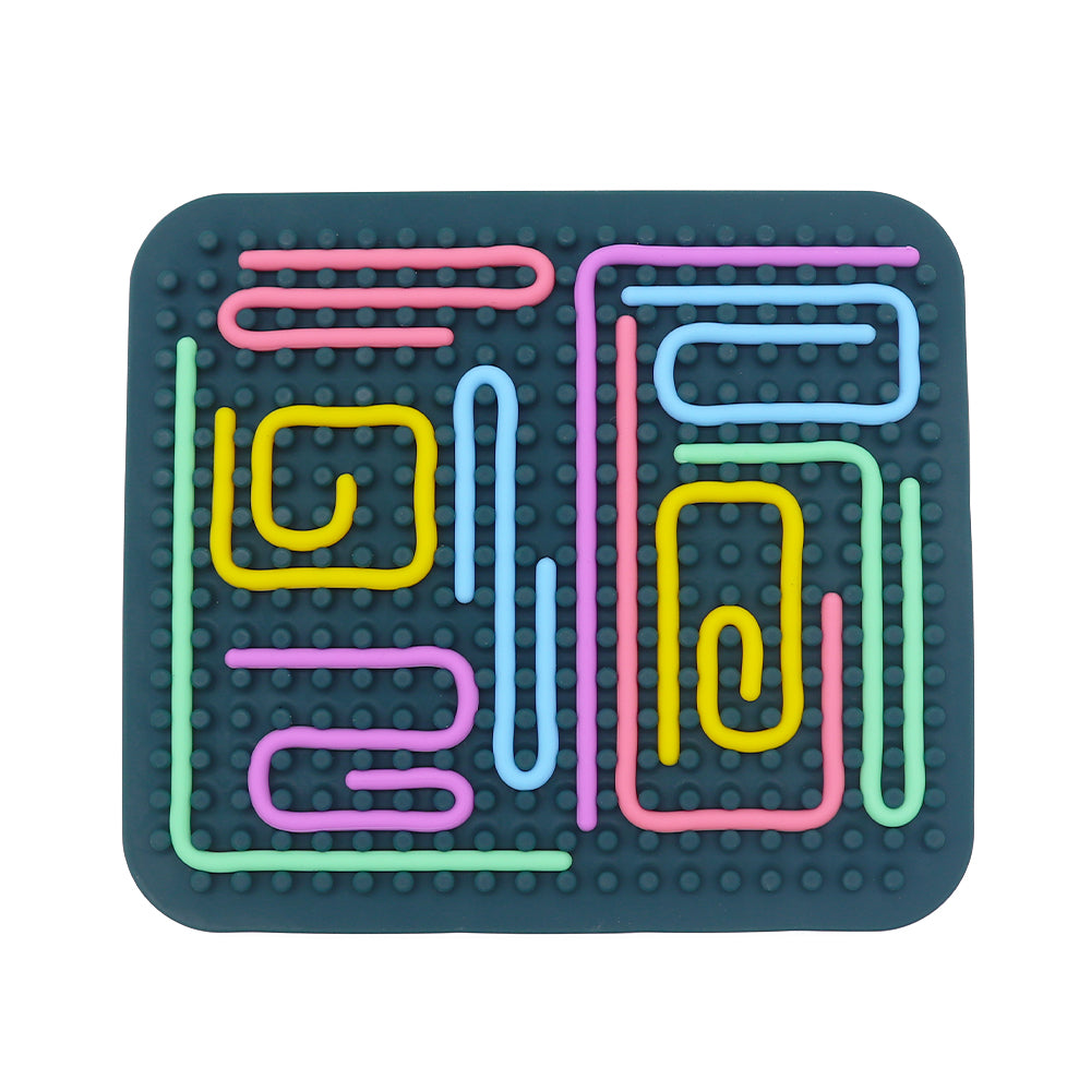 Tablero sensorial de silicona color azul con laberintos multicolor reverso.