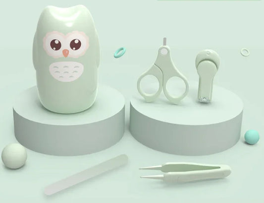 Set completo de manicure para bebé en diseño búho, mostrado en base decorativa.
