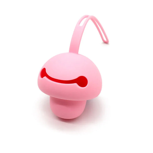 Estuche de chupetes de silicona rosado con asa flexible para colgar, vista en ángulo.