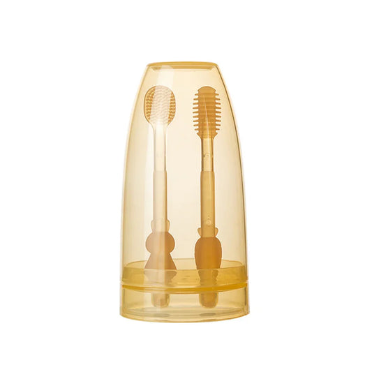Set de cepillos de silicona para bebés guardados en estuche protector.