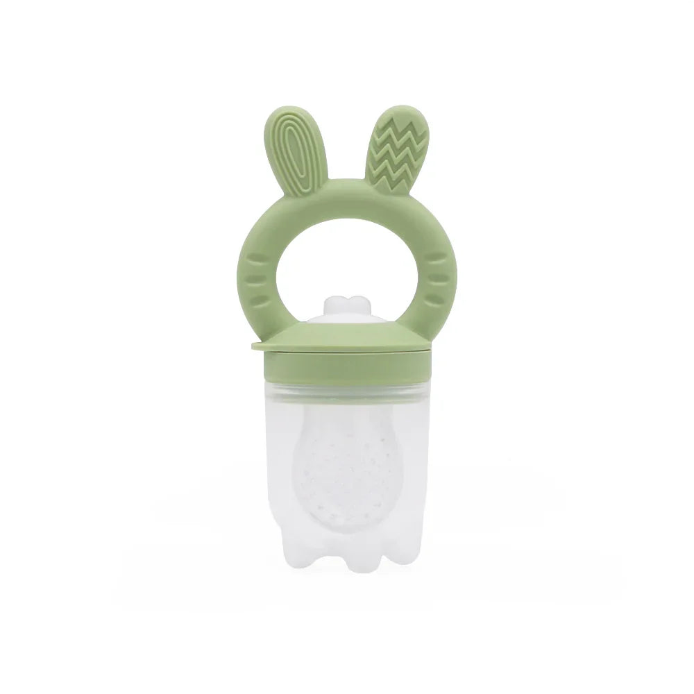 Alimentador de frutas seguro para bebés con boquilla de silicona y mango orejitas, color verde oliva.