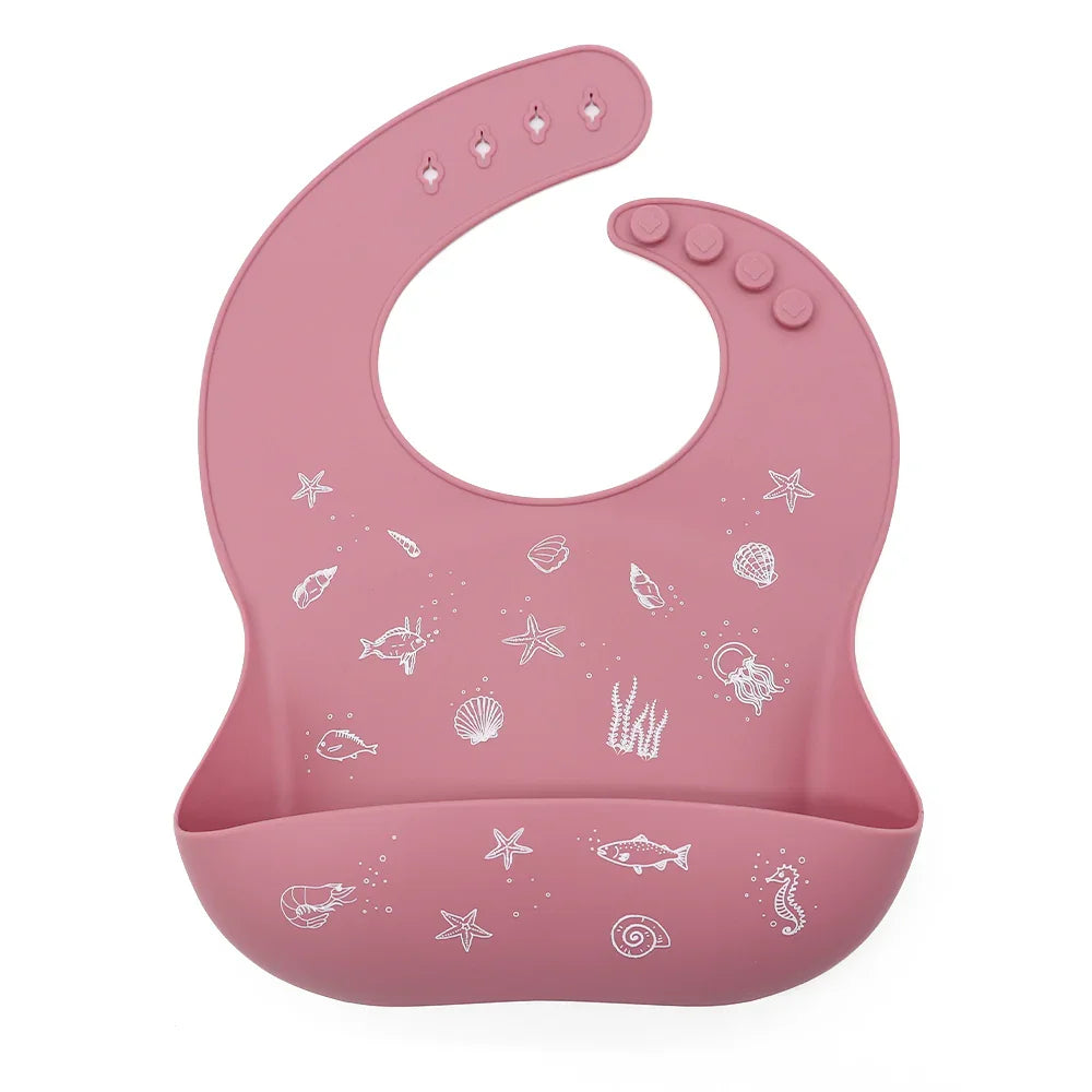 Babero de silicona con estampado de peces y conchas, bolsillo recogedor, color rosa oscuro